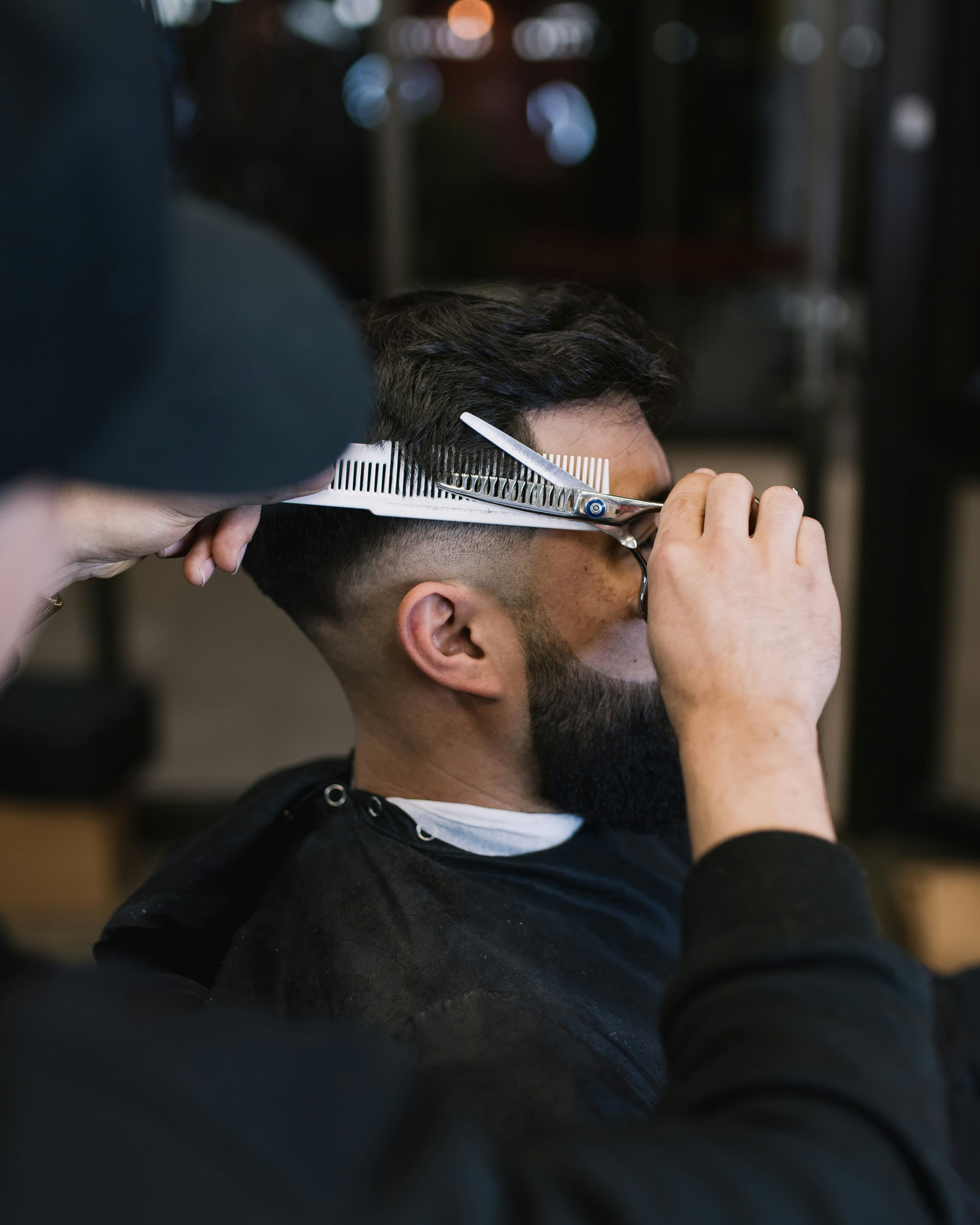 Barbero preparando su estación antes de una cita