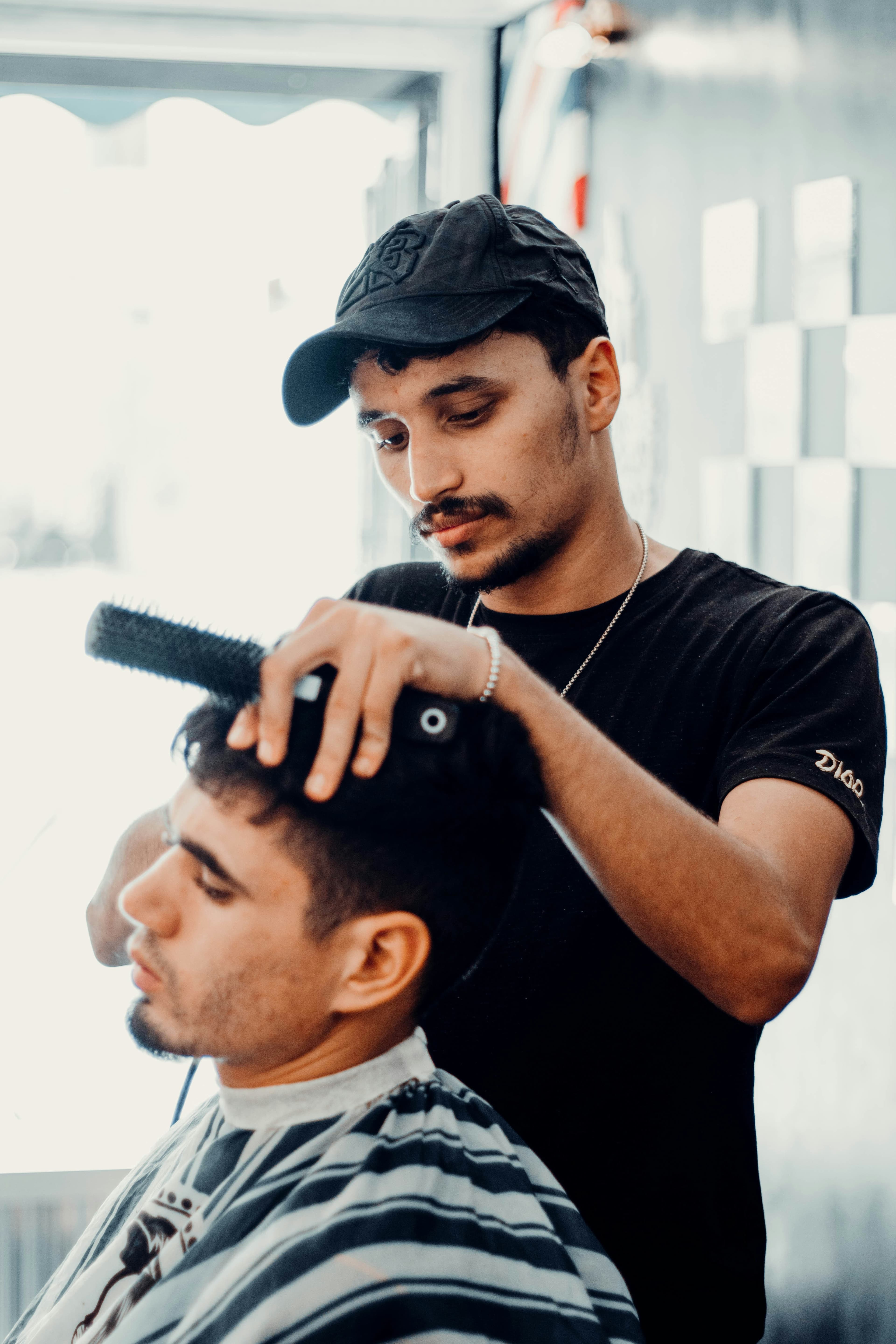 Cliente reservando una cita de barbería desde el teléfono